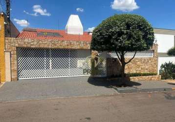 Casa à venda no jardim quebec em londrina. casa assobrada, completa de armários, com 3 salas e 1 escritório, ar - condicionado em todos os quartos. ex