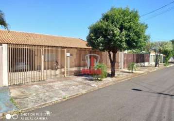 Casa  à venda no alpes i em londrina. com 3 quartos sendo 2 suítes,  2 vagas de garagem, piscina e edicula nos fundos com 48 m².