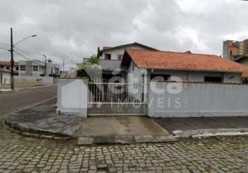 Casa de alvenaria, localizada em região nobre do bairro cordeiros