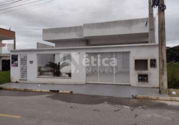 Casa com piscina semi mobiliada e com sala comercial