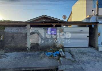 Vende-se terreno com casa de madeira em itajaí - bairro barra do rio