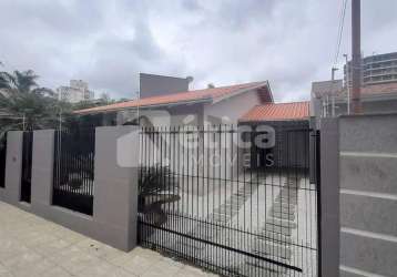 Vendo linda casa de luxo de 3 dormitórios com piscina no bairro são judas em itajaí