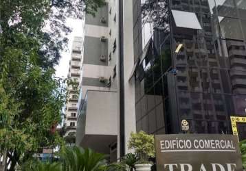 Vende sala comercial, decorada, no batel.