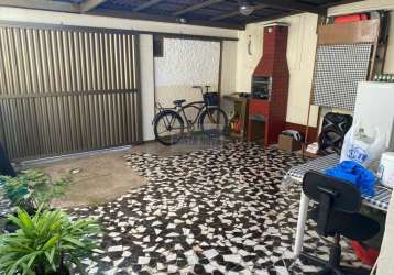 Casa com 2 quartos, garagem, área de serviço.