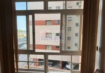 Apartamento de 103m², a uma quadra da praia, com 3 quartos e 1 suíte, sala 2 ambientes.