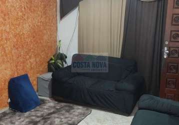 Casa em condomínio com 2 quartos e garagem coberta.