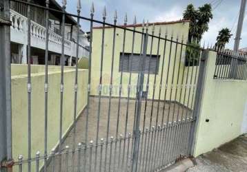 Casa de frente para rua com 2 quartos, banheiro e garagem para locação