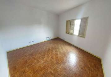 Apartamento sem vaga e sem elevador, com 2 dormitórios, sala, cozinha, banheiro, área de serviço.