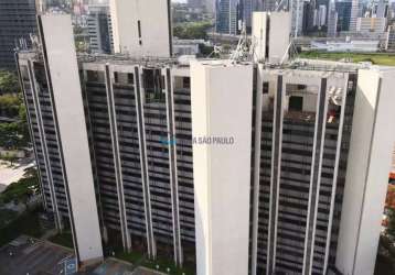 Andar comercial com 1385m², 16 vagas por andar, 6 elevadores sociais e 4 banheiros em cada andar