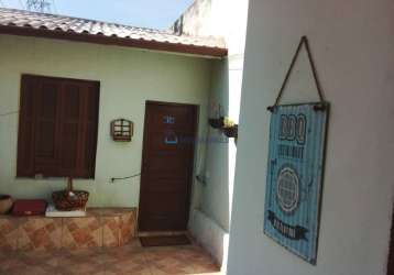 Casa com 3 quartos, 2 banheiros e churrasqueira.