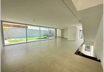 Casa de condominio 450 m2 área util, piscina.