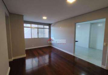 Apartamento reformado, 2 dormitórios, dependência de serviço completa, 1 vaga demarcada, no campo grande - santos/sp