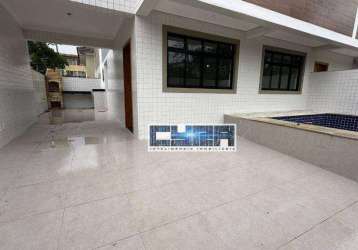 Casa com 3 suítes, duas vagas e piscina