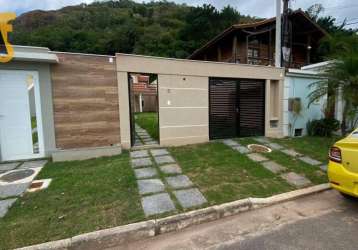 Casa, com excelente quintal na frente