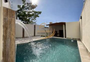 Maravilhosa casa com 03 dorm, acabamento fino, piscina e churrasqueira lado praia!!