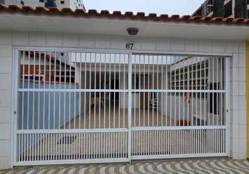 Linda casa 2 dormitórios com 2 banheiros a 50 metros do mar na vila caiçara- praia grande-sp