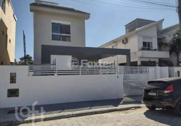 Casa com 4 quartos à venda na rua aviação francesa, 600, campeche, florianópolis, 178 m2 por r$ 1.650.000