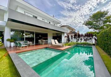 Casa moderna em jurerê c/ piscina e 4 suítes