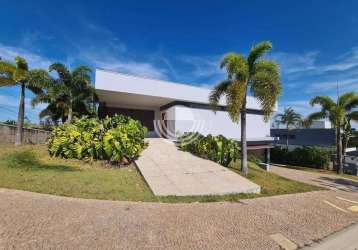 Casa com fino acabamento e planta diferenciada à venda no condomínio montblanc em campinas