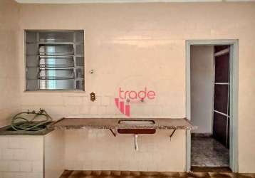 Casa residencial para vender de 03 quartos no bairro vila tibério em ribeirão preto com quintal.