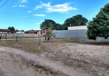 Terreno de esquina próximo ao mar