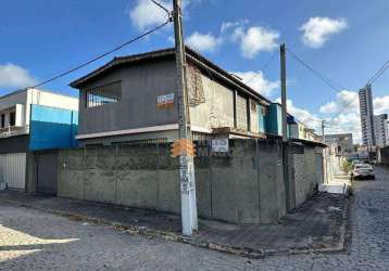 Casa de esquina para venda ou locação no bairro de lagoa nova, com 107m2, 3/4 sendo 1 suíte e a suíte com varanda, sala para 2 ambientes, wc, cozinha