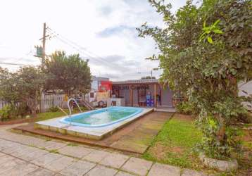 Casa térrea com 03 dormitórios e amplo quintal com piscina.