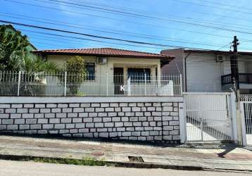 Casa com 3 quartos à venda na rua campolino alves, --, abraão, florianópolis por r$ 900.000