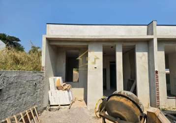 Casa em construção a venda na borda do campo