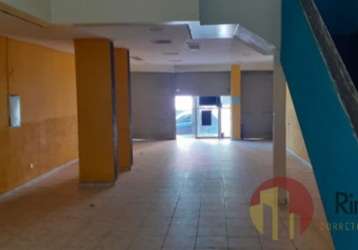 Loja térrea central, 251 m² interna, 2 garagens