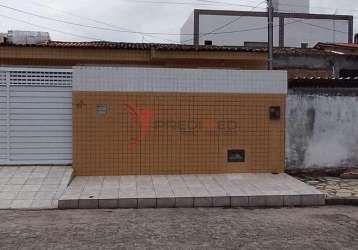 Casa em mangabeira de 3 quartos, com terraço e garagem