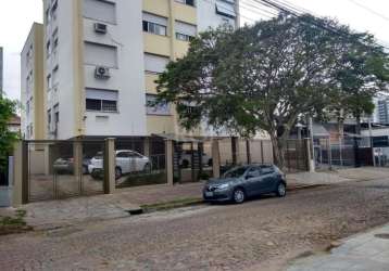 Apartamento semi-mobiliado à venda em porto alegre, no bairro vila ipiranga, dois dormitórios, living 2 ambientes, cozinha com área de serviço integrada e banheiro social, com uma vaga de garagem rota