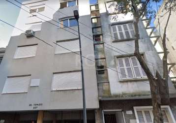 Apartamento térreo de dois dormitórios no centro histórico de porto alegre, living para dois ambientes, banheiro social, cozinha e área de serviço.&lt;br&gt;apartamento localizado na rua riachuelo em 