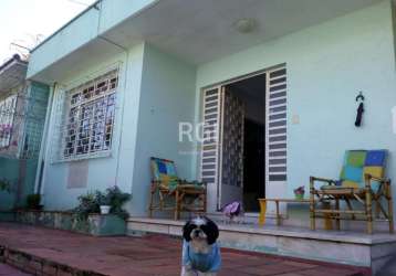 Ampla casa com reforma interna, piso de  porcelanato 4  dormitórios sendo 1 suite, 1 banheiro e um lavabo, cozinha, sala de jantar e estar amplos . possui nos fundos uma extensa  área de serviço que p