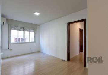 Apartamento com dois dormitórios, semi mobiliado, contendo uma suíte, living com dois ambientes, área de serviço separada, banheiro social e auxiliar e dependência de empregada.&lt;br&gt;prédio possui