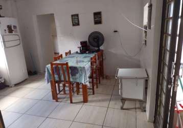 Casa com 4 dormitórios, sendo que um é suíte, sala, cozinha, banheiro social. garagem para 8 carros.     &lt;br&gt;jardim floresta é um bairro, localizado na zona norte da cidade, faz limite com os ba