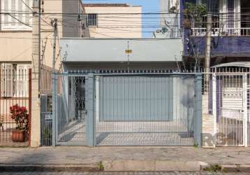 Excelente casa térrea  reformada.&lt;br&gt; possui tres  dormitórios, duas suítes, com jardim de inverno e um lavabo.&lt;br&gt; sala integrada com a garagem,&lt;br&gt; cozinha ampla com churrasqueira.