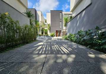 Casa em condomínio de alto padrão, 4 suítes,  4 vagas, piscina, churrasqueira no alto da boa vista