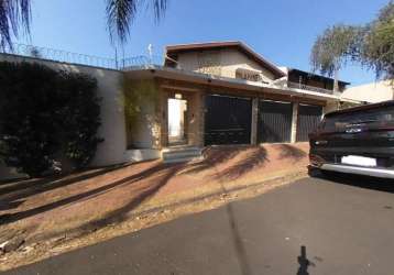 Casa com 4 dormitórios sendo 3 suítes, 6 vagas de garagens, área de lazer completa.