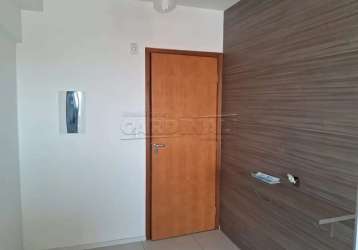 Oportunidade de investir ou morar em apartamento tipo studio com dormitório, sala, cozinha e banheiro todo com armários.