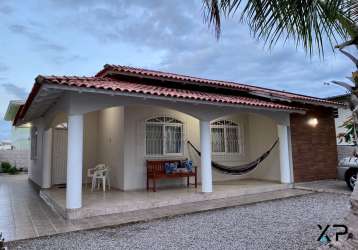 Casa na praia do sonho com 4 quartos sendo 1 suíte, 3 banheiros e 3 vagas de garagem