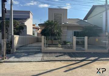 Casa o madri com 3 quartos, 2 banheiros e 2 vagas de garagem