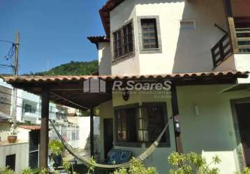 Casa com 4 quartos à venda na rua arcozelo, vila valqueire, rio de janeiro, 307 m2 por r$ 1.200.000