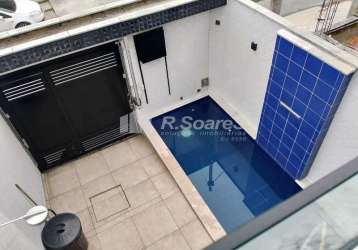 Casa em condomínio fechado com 3 quartos à venda na avenida carlos pontes, jardim sulacap, rio de janeiro, 150 m2 por r$ 580.000