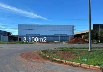 Galpão com 3100 m2 pé direito 6mts com doca terreno 4.200 m2 novo, muito bem localizado com 3.100m2, 2 docas, ótima localização no setor industrial de ceilândia, na quadra 20,