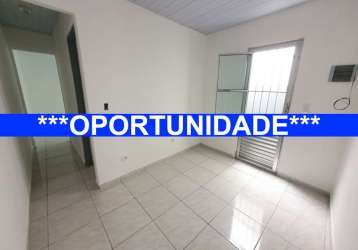 Alugo casa com 04 cômodos, sendo 2 quartos, sala, cozinha, banheiro e área de serviços. valo velho - jardim angela.