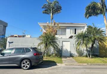 Casa com 04 quartos e piscina em pinhais