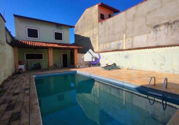 Sobrado com 4 dormitórios e piscina a 200 metros da praia.