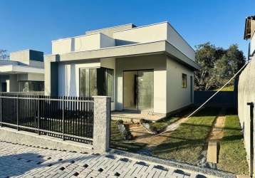 Casa com ótimo acabamento, à venda com 3 dormitórios, passagem lateral e um belo