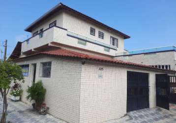 Excelente casa térrea, localizado no bairro da tupi lado praia. com aproximadamente 60m² de área útil muito bem distribuídos em: sala de estar, cozinha, área de serviço, 1 banheiros social, lavabo, 2